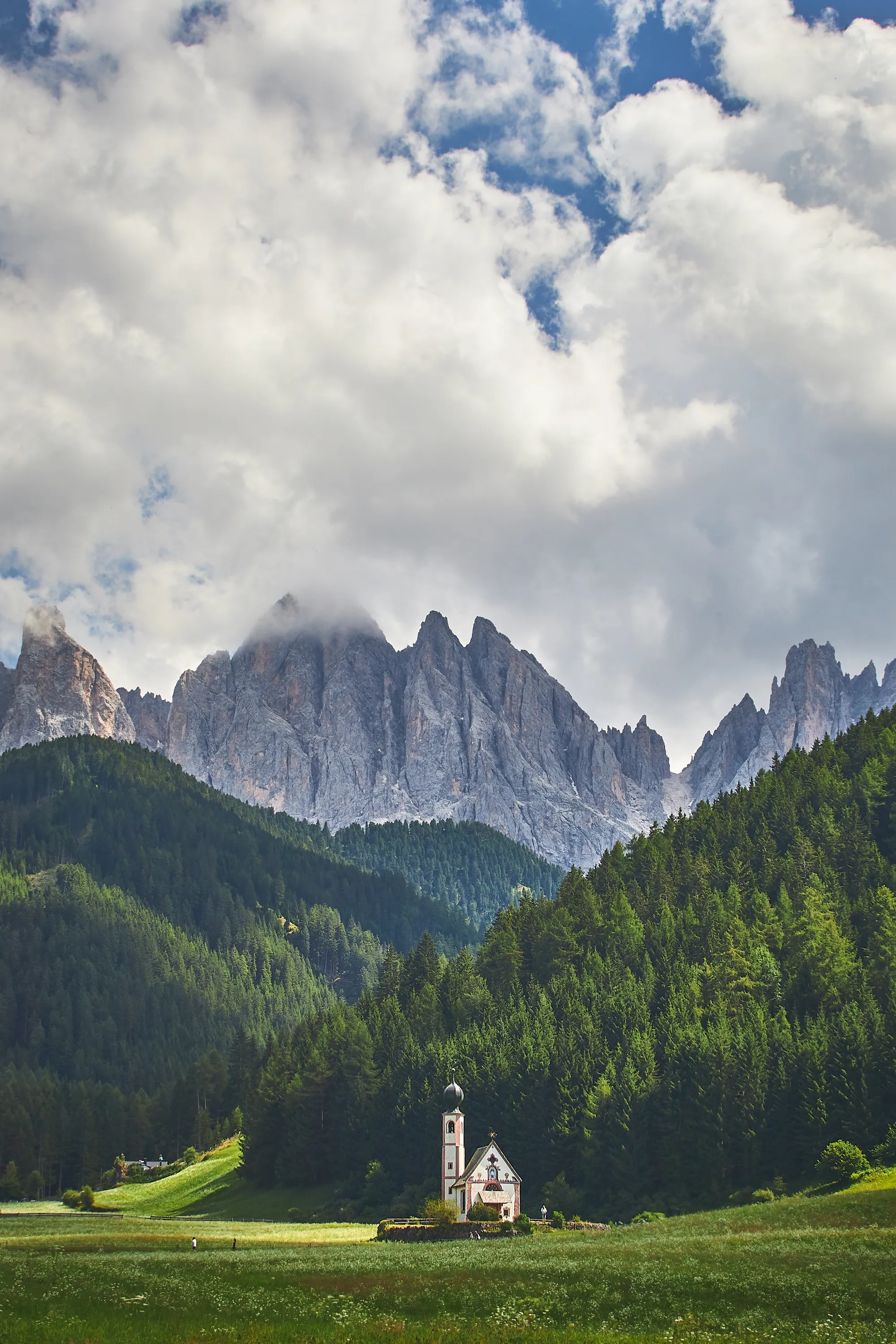 montagne avec église